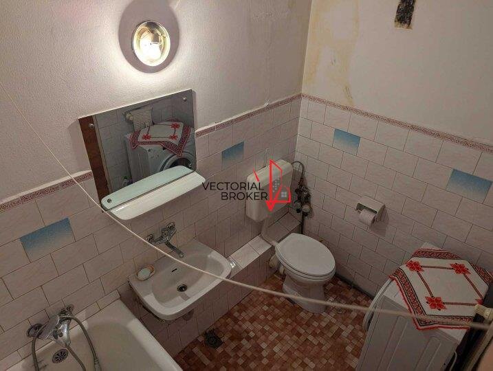 Dristor Benzinaria Mol, apartament cu bransament centrala proprie, in curs de renovare.