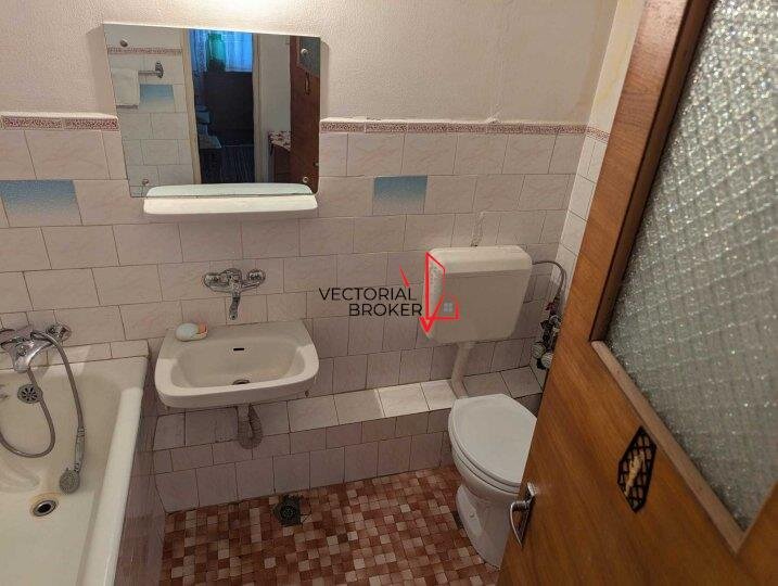 Dristor Benzinaria Mol, apartament cu bransament centrala proprie, in curs de renovare.